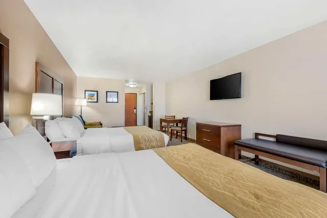 Suite, 2 Queen Beds, Comfort Inn & Suites Mitchell I-90 3/4