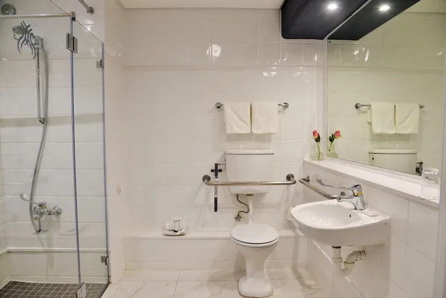 غرفة بسريرين منفصلين لذوي الإعاقة، The Commodore Hotel 3/4