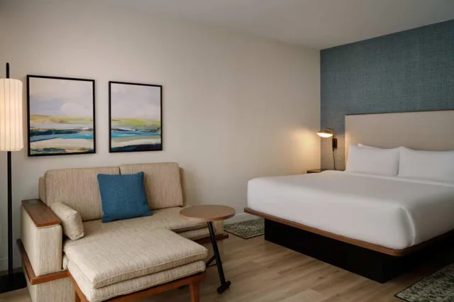 غرفة بسرير كينج بشرفة مع أريكة، Courtyard Orlando Airport 10/18