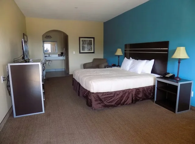 غرفة بسرير كينج لغير المدخنين، Moulton Inn & Suites By OYO Near Shiner TX 2/5