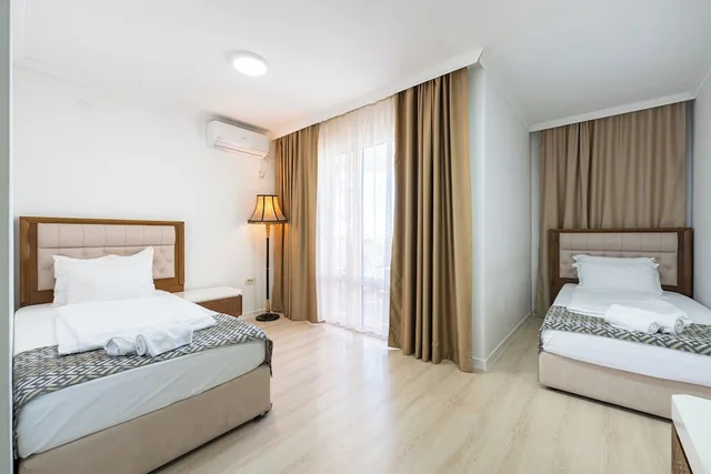 جناح عائلي بسريرين منفصلين وسرير كينج، Hotel Adrovic 1/6