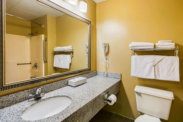 غرفة قياسية بسرير كينج، Quality Inn Fairmont 4/5