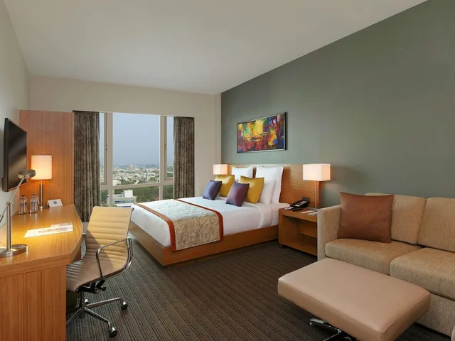 غرفة بريميوم بسرير كينج، Novotel Lucknow Gomti Nagar 3/6