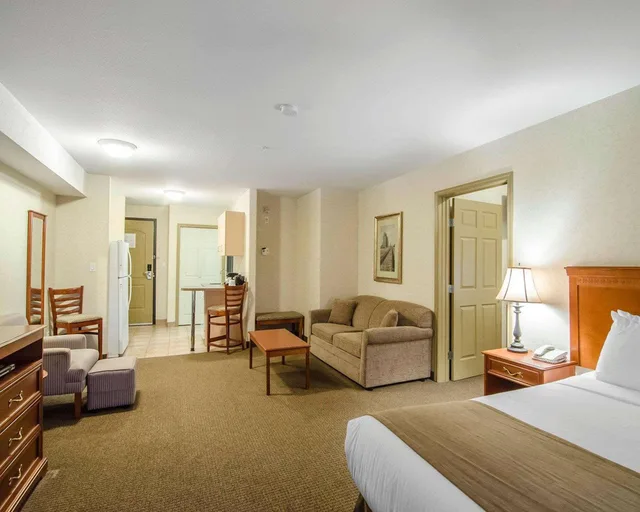 Efficiency, Suite, King Bed، Quality Inn & Suites Grande Prairie 2/3
