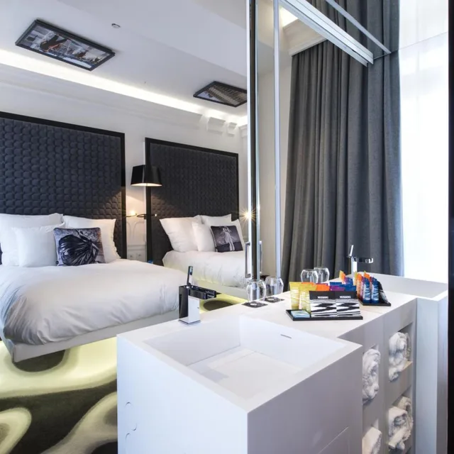 Twin Beds, Vertigo Hotel 3/6