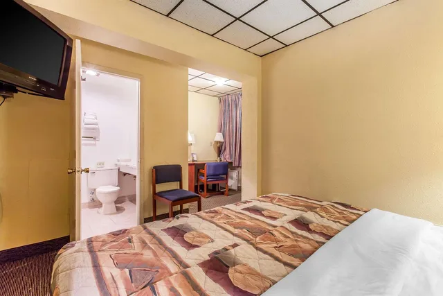 غرفة بسرير كينج للمدخنين، Rodeway Inn Sandusky North 2/2