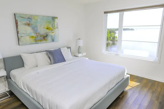شقة سكنية بريميوم بسرير كينج وسرير كوين بإطلالة على البحيرة بغرفتي نوم مع أريكة، Auberge Des Iles 1/3