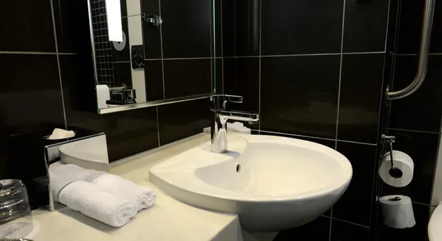 Standard, Double Bed, Southern Sun Rosebank 4/4