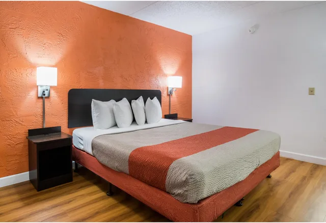 غرفة بسرير كوين بجاكوزي، Motel6 Prospect Heights, IL 3/7