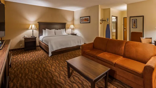 جناح بسرير كينج مع أريكة بجاكوزي، Best Western Music Capital Inn 3/6