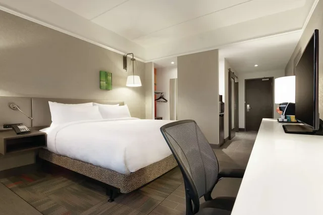 غرفة بسرير كينج بحوض استحمام لذوي الإعاقة، Hilton Garden Inn Calgary Downtown 1/4