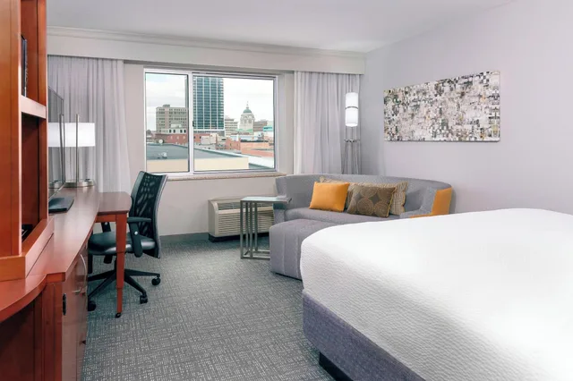 غرفة تنفيذية بسرير كينج، Courtyard Fort Wayne Downtown Grand Wayne Convention Center 2/4