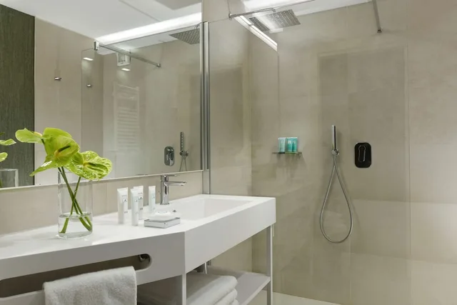 جناح بسريرين كوين بإطلالة على البحر بغرفتي نوم بحوض جاكوزي، The Sense Experience Resort - Preferred Hotels & Resorts 5/5