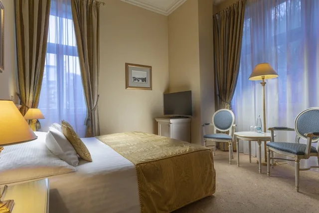 غرفة كلاسيكية بسرير كينج بشرفة، Savoy Westend Hotel 2/7