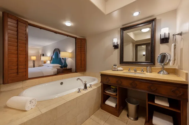 غرفة بسريرين مزدوجين بشرفة، Royal Palms Resort And Spa In the Unbound Collection By Hyatt Formerly Royal Palms Resort And Spa 4/9