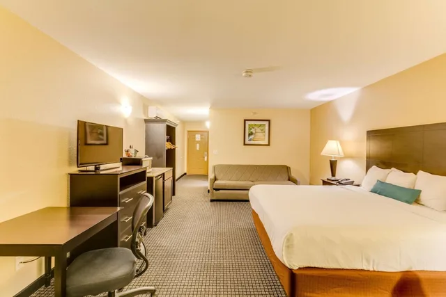 جناح بسرير كينج بشرفة مع أريكة، Best Western Lakewinds 5/8