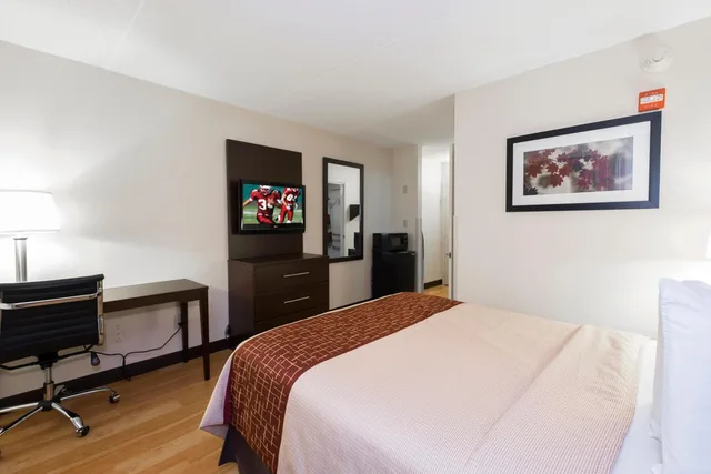Room, Queen Bed, Accessible, Red Roof Inn Columbus Ohio State Fairgrounds 1/5