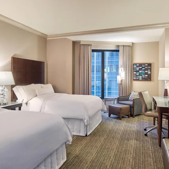 غرفة تقليدية بسريرين مزدوجين بحوض استحمام لذوي الإعاقة، Westin Chicago River North 3/6