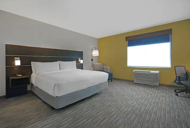 غرفة قياسية بسرير كينج لذوي الإعاقة، Holiday Inn Express & Suites Milwaukee - Brookfield 1/7