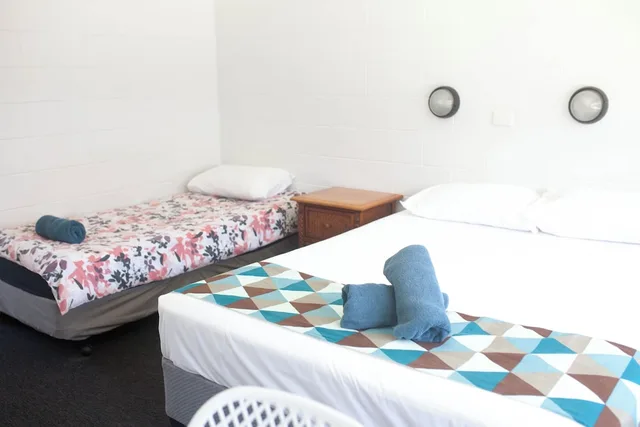 غرفة بسرير مزدوج وسرير فردي، Cairns City Motel 5/10
