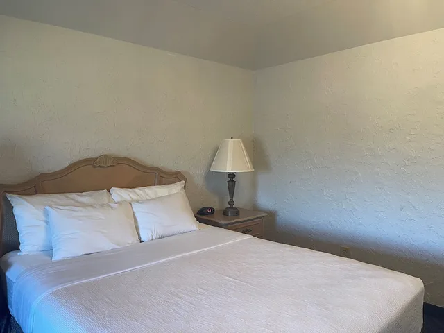 غرفة أساسية بسرير كوين، The Chateau Hotel And Conference Center 2/5