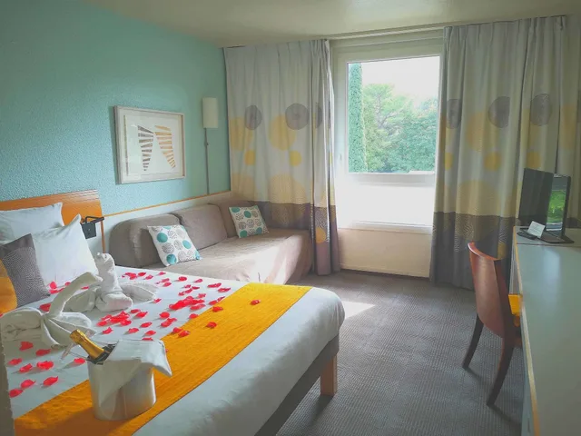 Classic, Double Bed, Sofa, Novotel Marseille Est 1/10