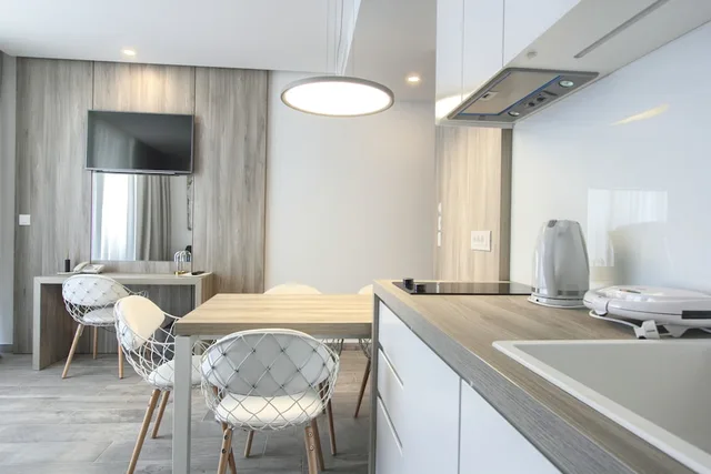 جناح بسرير مزدوج بإطلالة على البحر بشرفة بغرفة نوم واحدة مع أريكة، Kalamota Beach House 2/3