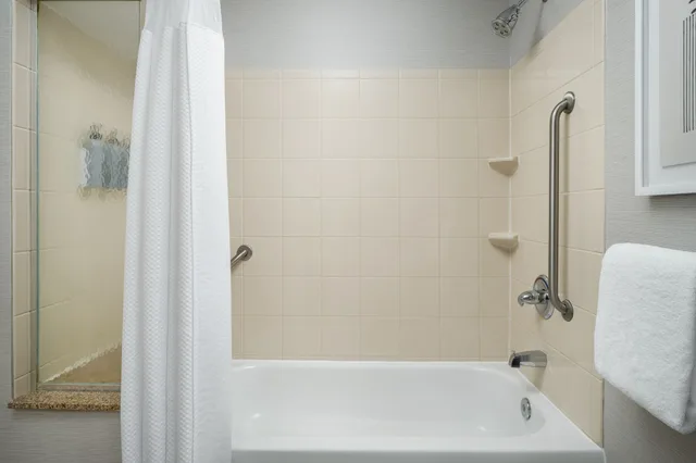 غرفة بسريرين كوين، Courtyard by Marriott Kingston 4/6