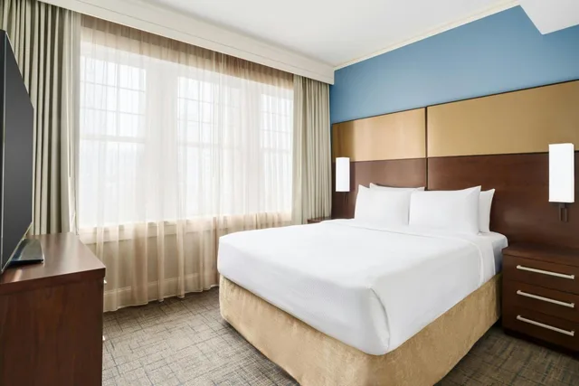 جناح بسرير كوين بغرفة نوم واحدة مع أريكة، Residence Inn By Marriott Atlanta Midtown Georgia Tech 2/10