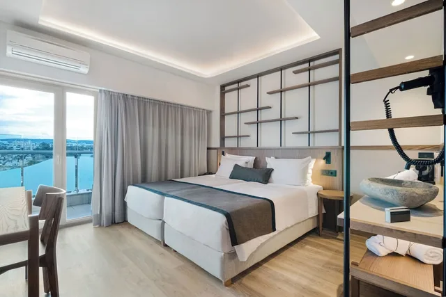 Superior, Double Bed, Street View، Capsis Astoria 3/10