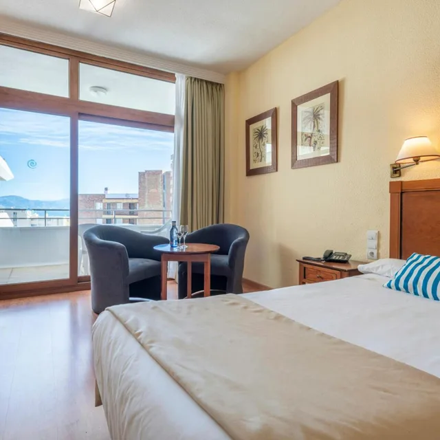 غرفة سوبيريور بسريرين منفصلين بإطلالة على البحر، Leonardo Hotel Torremolinos Costa del Sol 2/5