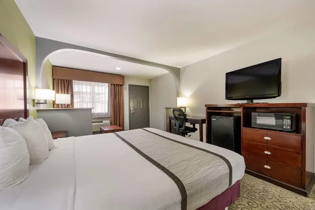 غرفة بسرير كينج مع أريكة، Surestay Hotel By Best Western Deer Park 2/7