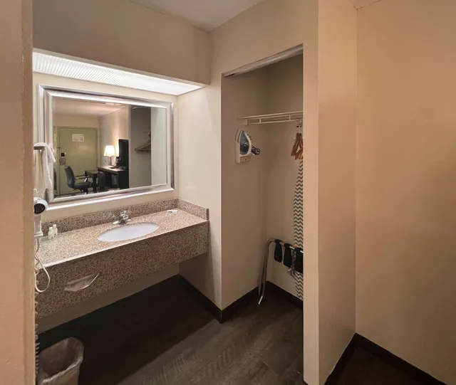 غرفة بسرير كينج لذوي الإعاقة، Quality Inn Foley - Gulf Shores North 8/8