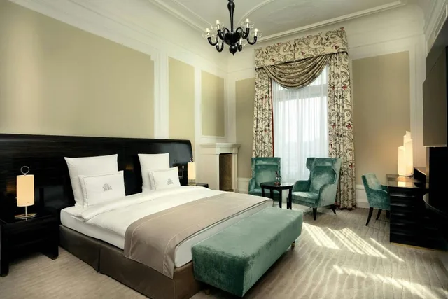 جناح رئاسي بسرير كينج بإطلالة على البحيرة بغرفة نوم واحدة، Hotel Atlantic Hamburg, Autograph Collection 1/2