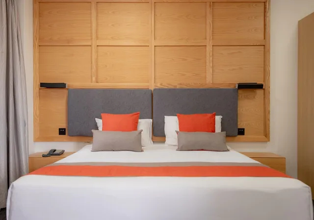 غرفة بريميوم بسريرين منفصلين وسرير كوين بمطبخ، YEHS Hotel Sydney Harbour Suites 1/5