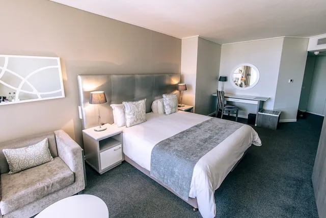 غرفة بسرير كينج بإطلالة جزئية على البحر، Lagoon Beach Hotel 6/10