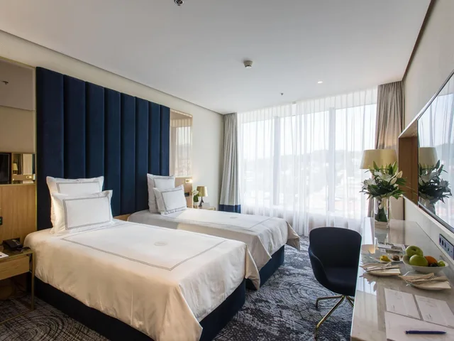 غرفة قياسية بسريرين منفصلين، Swissotel Sarajevo 4/5