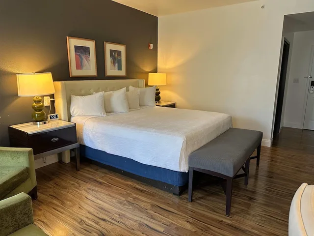 غرفة بسرير كينج لذوي الإعاقة، Rocklin Park Hotel, Trademark Collection by Wyndham 2/4