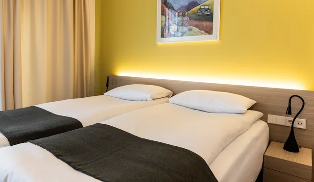 غرفة ثلاثية بسرير كوين مع أريكة، Hotel South Coast 1/3