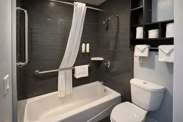 غرفة بسرير كوين، Pacific Inn Monterey 9/10