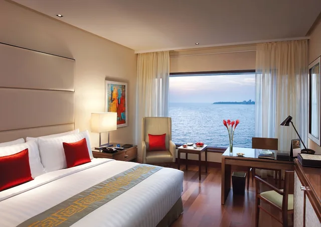 غرفة بسريرين منفصلين بإطلالة على البحر، The Oberoi Mumbai 1/10