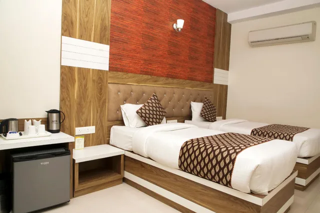 غرفة ديلوكس بسرير كوين بشرفة، Hotel Ganges Grand 1/1