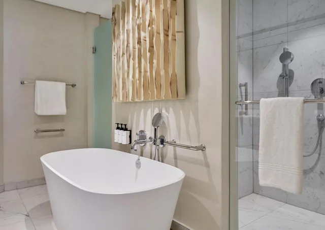 جناح بسرير كينج بإطلالة على الجبل بشرفة بغرفة نوم واحدة، InterContinental Table Bay Cape Town by IHG 6/9