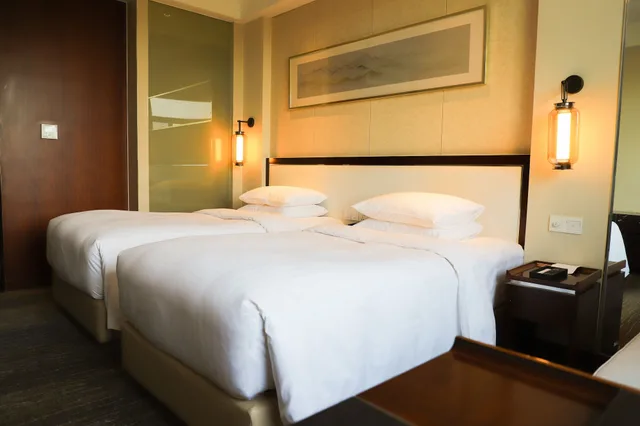 غرفة بسريرين مزدوجين، Courtyard by Marriott Wuxi Lihu Lake 2/5