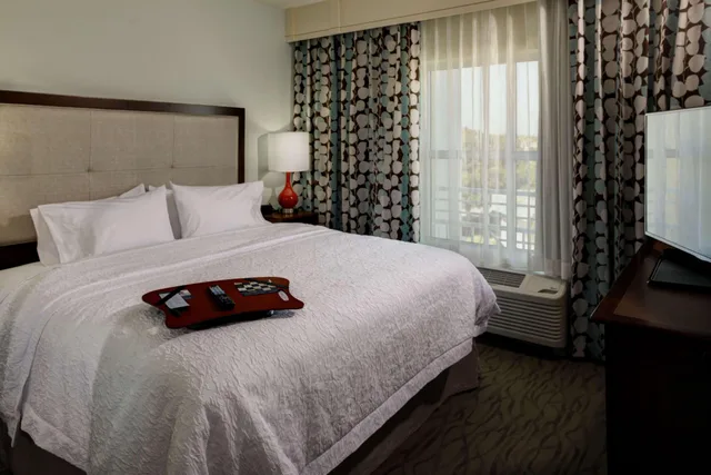 غرفة بسرير كينج، Hampton Inn and Suites Vero Beach Downtown 5/6