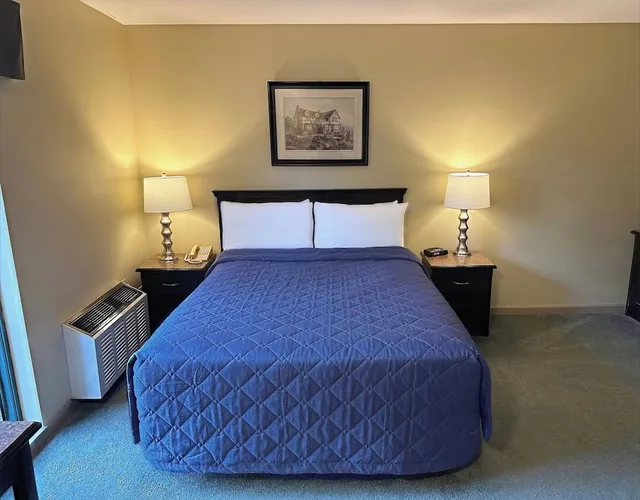 غرفة قياسية بسرير كوين، Canadian Inn 4/6