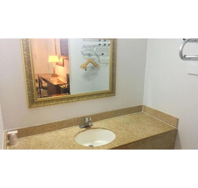 غرفة بسرير كوين للمدخنين، Motel6 Newport News, VA 3/3