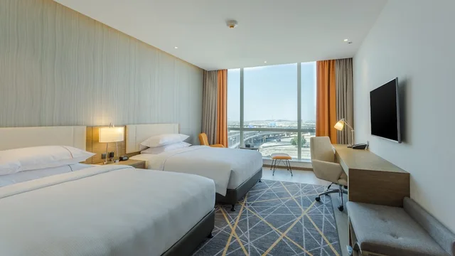 غرفة قياسية بسريرين كوين، فندق كلاريون مطار جدة(Clarion Hotel Jeddah Airport) 1/10
