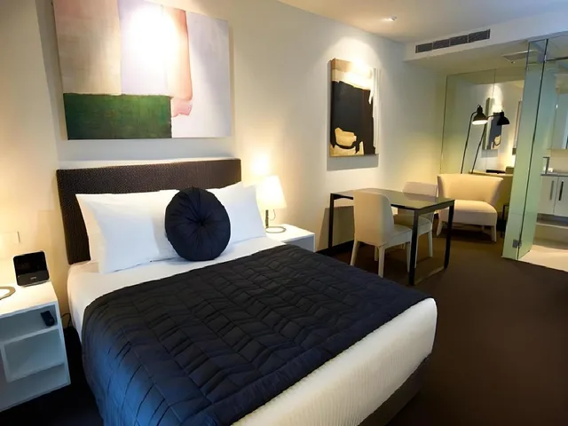 Upgrade, Efficiency, Suite, King and Queen Bed، MainStay Suites Hawthorn 1/1