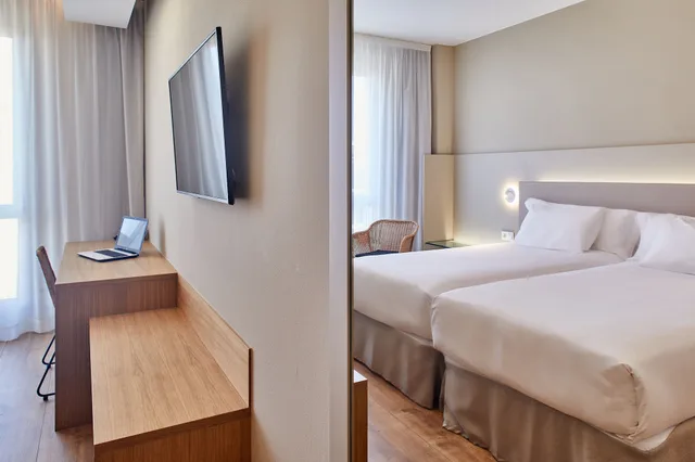 Room, Triple, 3 Beds, Silken Reino de Aragon 2/8